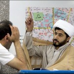 اجرای نمایش خیابانی با موضوع ماهواره توسط دو روحانی در یک بوستان